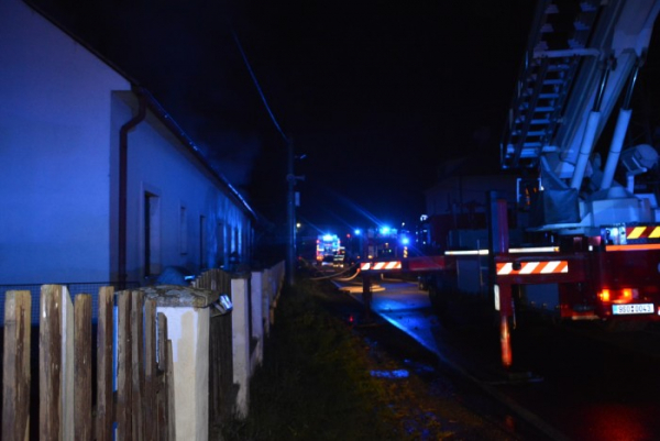 Při požáru rodinného domu na Mělnicku hasiči zachránili dvě osoby
