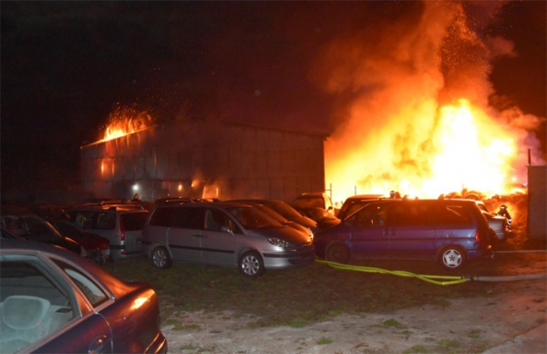 Druhý stupeň poplachu byl vyhlášen při požáru zemědělské haly na Mělnicku