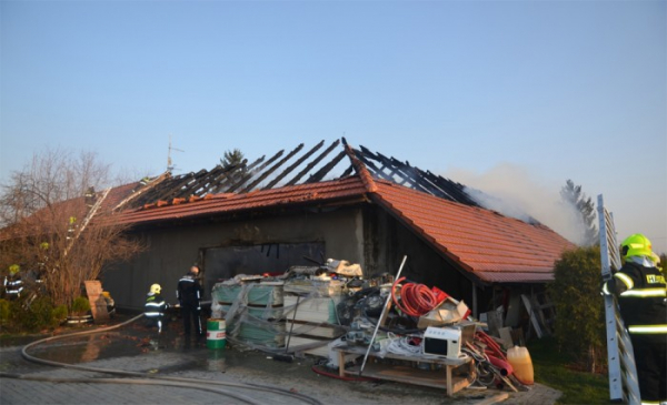 Požár domu v obci Netřeba na Mělnicku