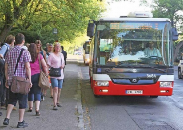 Autobusy ve Středočeském kraji přejdou z části na prázdninový provoz, omezí se noční linky 
