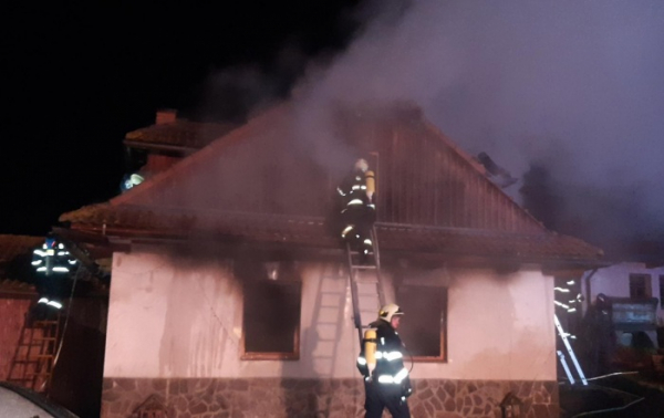 Při nočním požáru rodinného domu v Ohrazenicích na Příbramsku zemřela jedna osoba