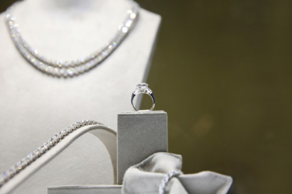 Diamantové šperky jsou dnes stále dostupnější. Zamilujete se i vy?