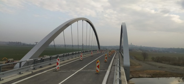 Na nový most přes plavební kanál Vraňany-Hořín opět vyjela auta