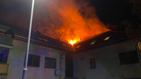 Noční požár střechy v Brozánkách na Mělnicku vyhnal z bytů přes tři desítky lidí 