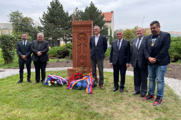 Kardinál Duka požehnal v Kralupech nad Vltavou památníku obětem arménské genocidy
