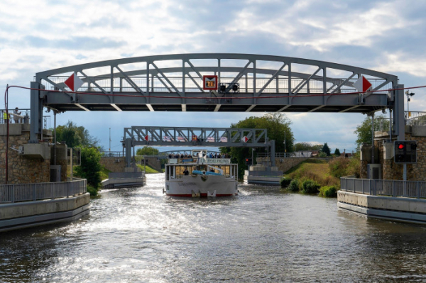 První vysoká loď proplula pod čtyřmi zdvižnými mosty na plavebním kanále Vraňany - Hořín na Mělnicku
