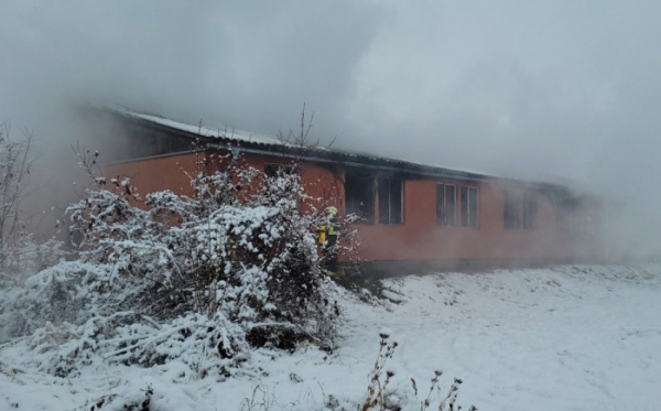 V Mělníku hořela ubytovna, pět osob skončilo v péči záchranářů