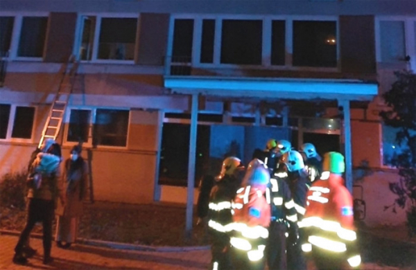 Hasiči při požáru kralupského panelového domu zachránili 25 osob