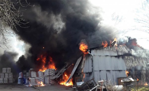 Deset hasičských jednotek likvidovalo požár v Horňátkách na Mělnicku