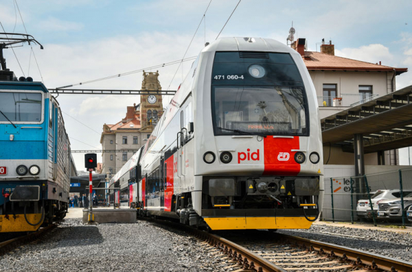První vlaková souprava CityElefant v novém designu Pražské integrované dopravy vyjíždí do pravidelného provozu