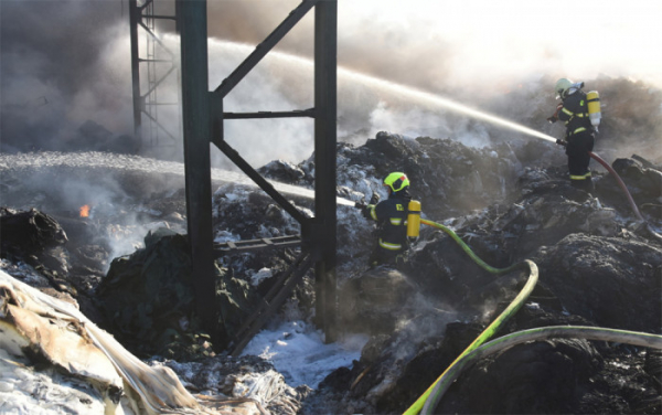 Zvláštní stupeň požárního poplachu si vyžádal požár v areálu kovošrotu v Kralupech nad Vltavou