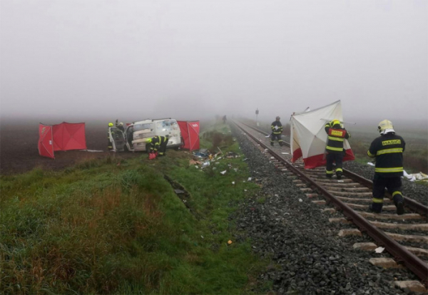 Na Mělnicku došlo ke srážce dodávky s vlakem, dvě osoby nehodu nepřežily