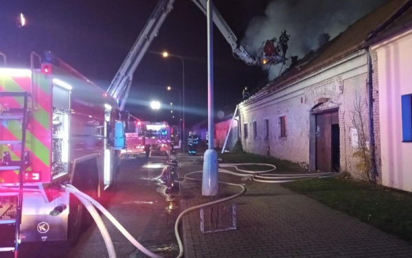 Požár rodinného domu v Mělníku zaměstnal jedenáct hasičských jednotek